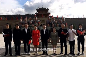 《长征路上的爱与诗》之《铺开二万五千里的长卷》